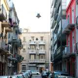 ...altra strada che fonde edifici di inizio secolo ad architettura degli anni 60-70...